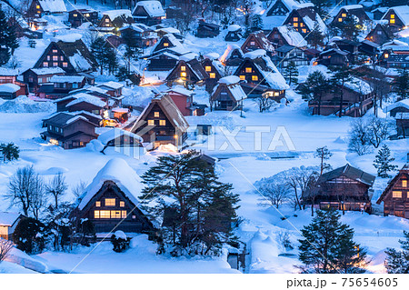 《岐阜県》積雪の白川郷・夜の合掌造り集落 75654605