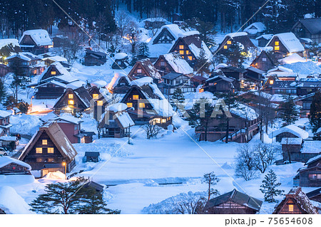 《岐阜県》積雪の白川郷・夜の合掌造り集落 75654608