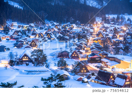 《岐阜県》積雪の白川郷・夜の合掌造り集落 《岐阜県》積雪の白川郷・夜の合掌造り集落 75654612