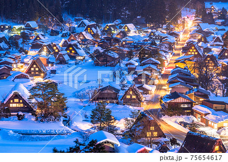 《岐阜県》積雪の白川郷・夜の合掌造り集落 《岐阜県》積雪の白川郷・夜の合掌造り集落 75654617