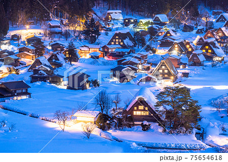 《岐阜県》積雪の白川郷・夜の合掌造り集落 75654618