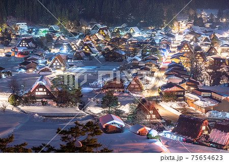 《岐阜県》積雪の白川郷・夜の合掌造り集落 75654623