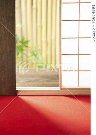 和室　茶室　毛氈　赤いカーペット　青紅葉 75654691