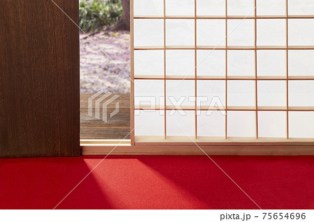 和室 茶室 毛氈 赤いカーペット 梅の写真素材