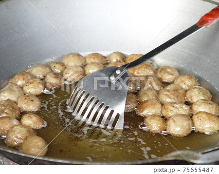 肉団子を油で揚げる ポーンサワン ラオス の写真素材