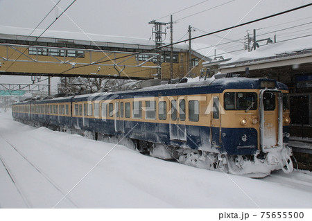 冬の北しなの線115系電車（長野⇔妙高高原） 75655500