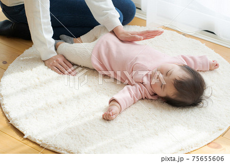 赤ちゃん　お昼寝　室内 75655606