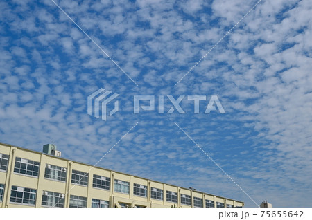 校舎とうろこ雲 75655642