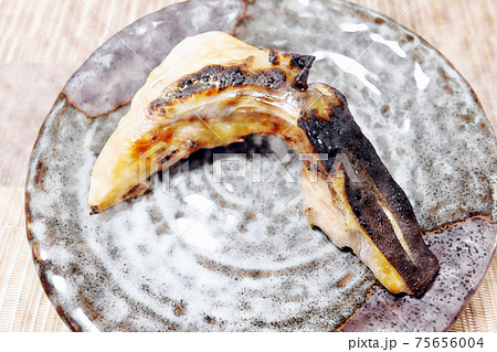 家庭的で素朴な自宅調理の「ブリのカマ焼き」水彩画風 家庭的で素朴な自宅調理の「ブリのカマ焼き」水彩画風 75656004