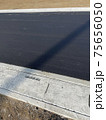 アスファルトを敷いたばかりの道路 75656050