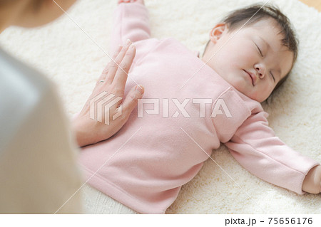 赤ちゃん お昼寝 寝顔の写真素材