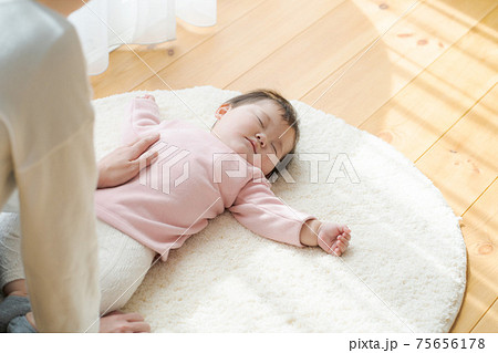 赤ちゃん お昼寝 寝顔の写真素材