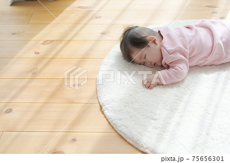 赤ちゃん お昼寝 寝顔 赤ちゃん お昼寝 寝顔 75656301