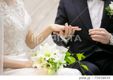 花嫁 花束 新郎 75658649