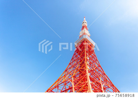 東京都 快晴の青空と東京タワーの写真素材