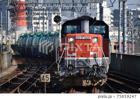 関西線のDD51型ディーゼル機関車牽引貨物列車 75659247