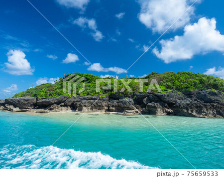 11月沖縄・南城市　久高島の入り口「徳仁港」 75659533