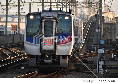 宇多津駅に入線するN2000系特急しまんと号 宇多津駅に入線するN2000系特急しまんと号 75659766