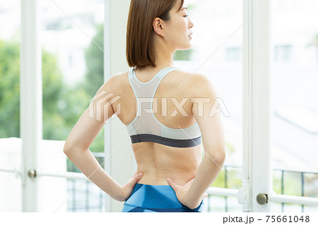 部屋でストレッチする女性 75661048