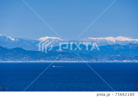 (静岡県)西伊豆の海を航行する漁船と、海越しに南アルプス (静岡県)西伊豆の海を航行する漁船と、海越しに南アルプス 75662180