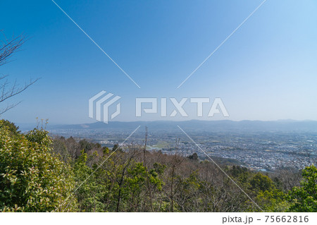 国見台展望デッキから見た景色（奈良県の矢田丘陵） 75662816