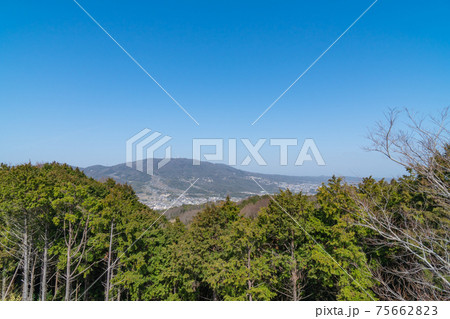 矢田山の頂上展望台から見た景色(奈良県の矢田丘陵) 矢田山の頂上展望台から見た景色(奈良県の矢田丘陵) 75662823