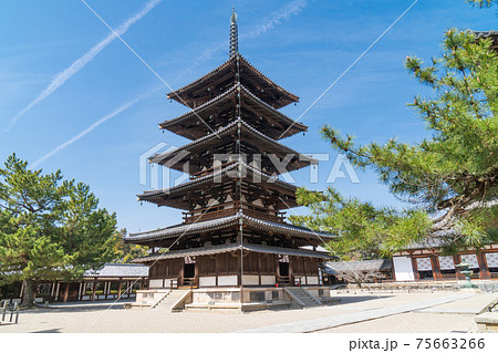 西院伽藍の五重塔（法隆寺）の写真素材 [75663266] - PIXTA