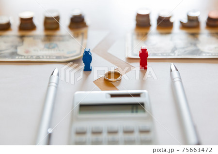 離婚の夫婦 別れるカップル お金イメージ 75663472