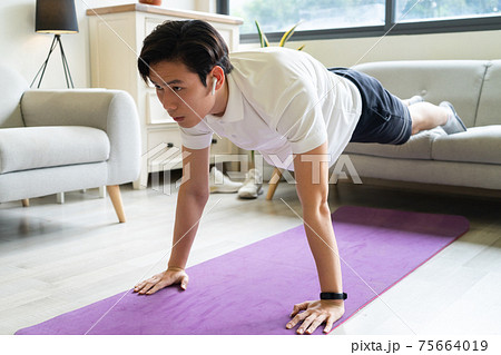 Man exercise at home 75664019