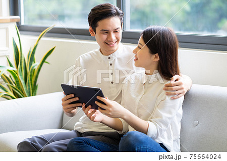 Couple at home 75664024