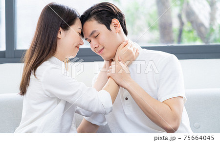 Couple at home 75664045