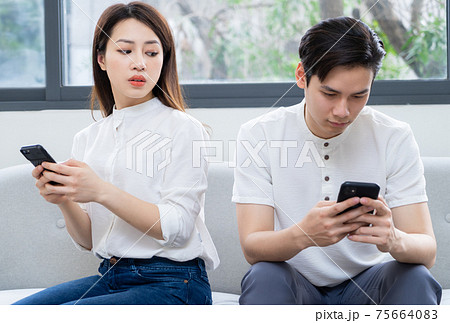 Couple at home 75664083