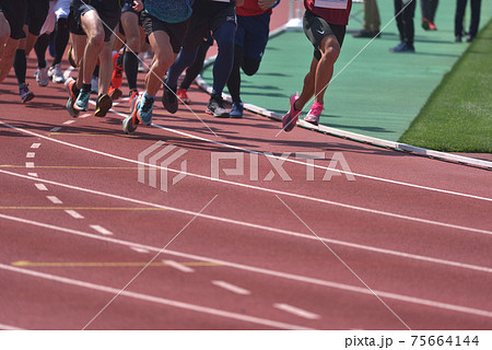 ランナーの足元　トラックを駆ける 75664144