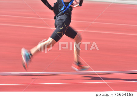 トラックを駆けるランナーをスローシャッターで捉える 75664168