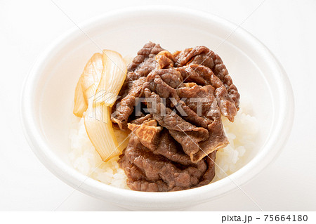 使い捨てのプラスチック容器に入れられた、牛丼。(テイクアウトイメージ) 75664180