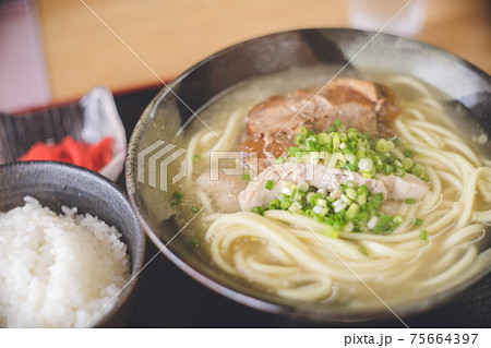 沖縄県の離島、宮古島の美味しい郷土料理「宮古そば」 75664397