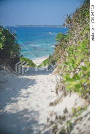 宮古島の観光スポット 砂山ビーチの美しい海を見下ろす絶景の写真素材