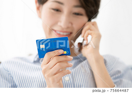 スマホ　スマートフォン　クレジットカード　女性 75664487