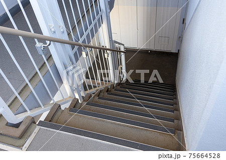 高層賃貸住宅の階段部分 75664528