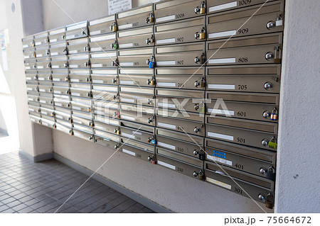 高層賃貸住宅の集合ポスト 75664672