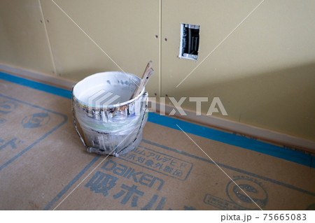 新築一戸建て住宅の工事現場に置いてある塗料の入ったバケツ 新築一戸建て住宅の工事現場に置いてある塗料の入ったバケツ 75665083