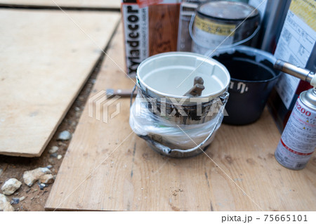 新築一戸建て住宅の工事現場に置いてある塗料の入ったバケツ 新築一戸建て住宅の工事現場に置いてある塗料の入ったバケツ 75665101
