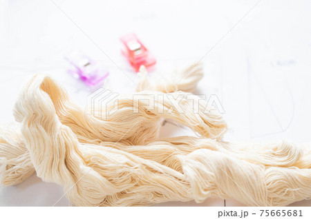 生成りのしつけ糸 75665681