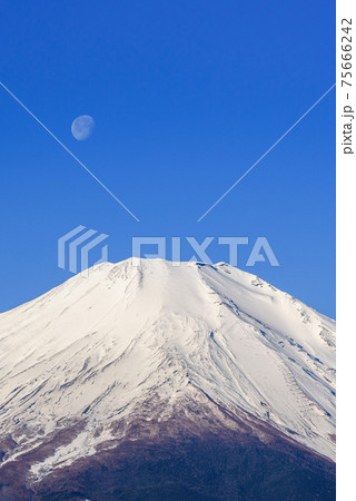 快晴の空と富士山頂上と月 快晴の空と富士山頂上と月 75666242
