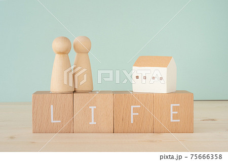 人生|「LIFE」と書かれた積み木と家のオブジェと人型のオブジェ 人生|「LIFE」と書かれた積み木と家のオブジェと人型のオブジェ 75666358