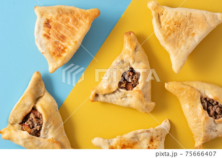Traditional middle eastern fatayer 75666407