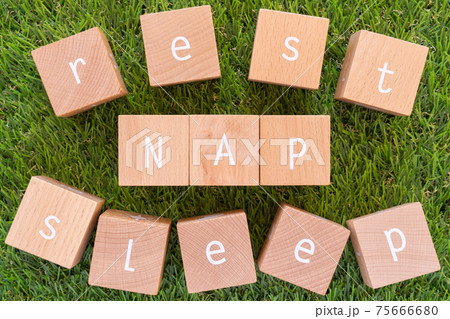 昼寝|「rest」「NAP」「sleep」と書かれた積み木 昼寝|「rest」「NAP」「sleep」と書かれた積み木 75666680