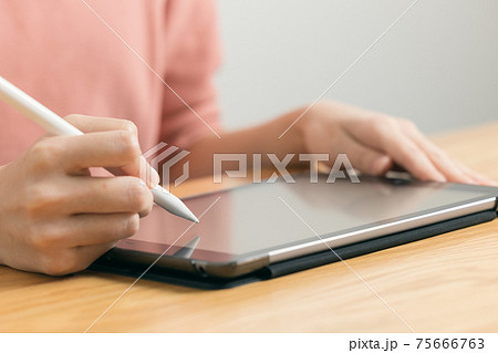 タブレットでオンライン署名する若い女性 タブレットでオンライン署名する若い女性 75666763
