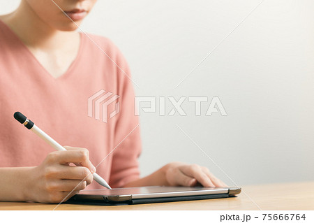 タブレットでオンライン署名する若い女性 75666764