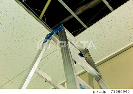 天井エアコン設置工事　はしご兼用脚立 75666949